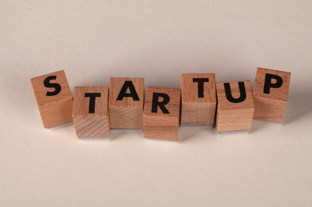 Un imprenditore che sceglie il modello di business giusto per la sua azienda