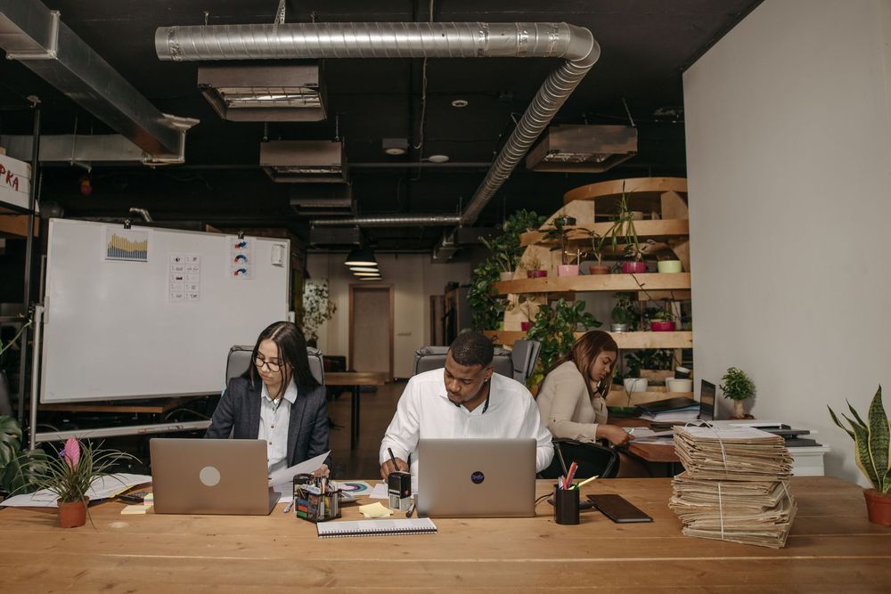 Ufficio efficiente con team di lavoro motivato