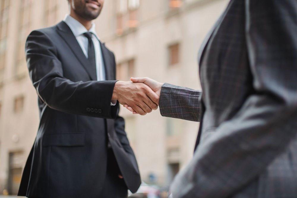 Una mano che stringe un'altra mano, simboleggiando la fedeltà del cliente