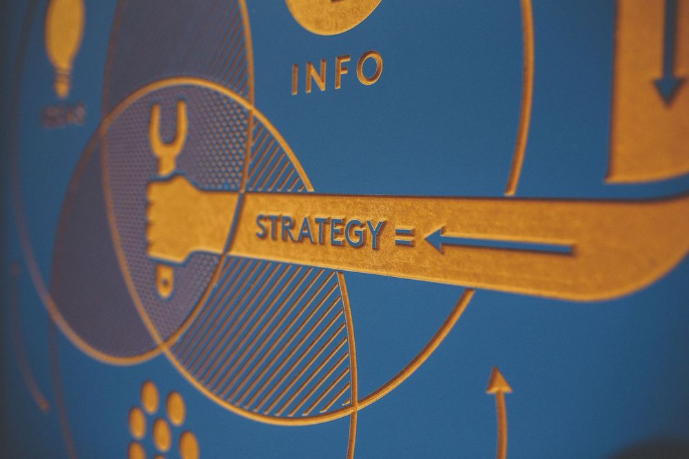 Un imprenditore che studia una strategia di vantaggio competitivo