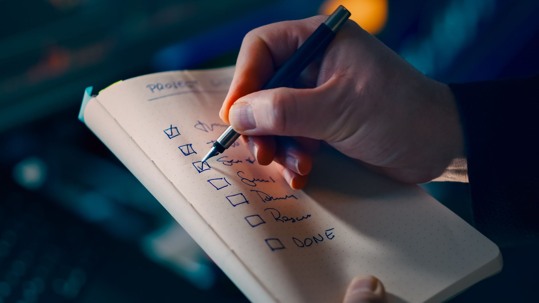 Persona che compila una checklist di assessment organizzativo con penna e foglio